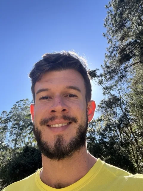 Gustavo, criador da Vizity, sorrindo ao ar livre em Cunha